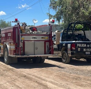 Se observa una ambulancia, personas afuera en la vía pública.
