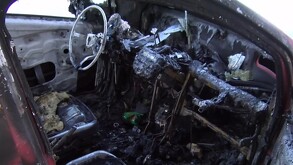Se observa un auto consumido por un incendio.