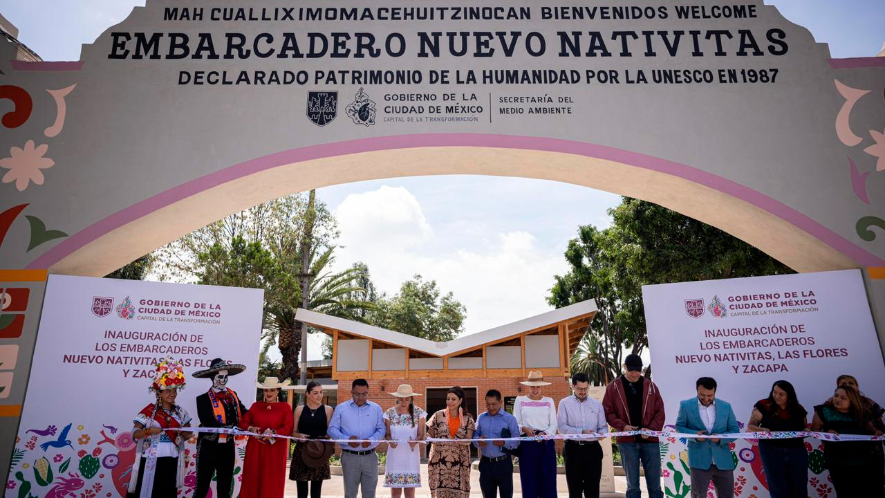 La jefa de Gobierno, Clara Brugada, entregó la rehabilitación de los embarcaderos Nuevo Nativitas, Zacapa y Las Flores en Xochimilco.