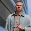 El jugador de Noruega Erling Haaland vistiendo ropa casual