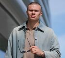 El jugador de Noruega Erling Haaland vistiendo ropa casual