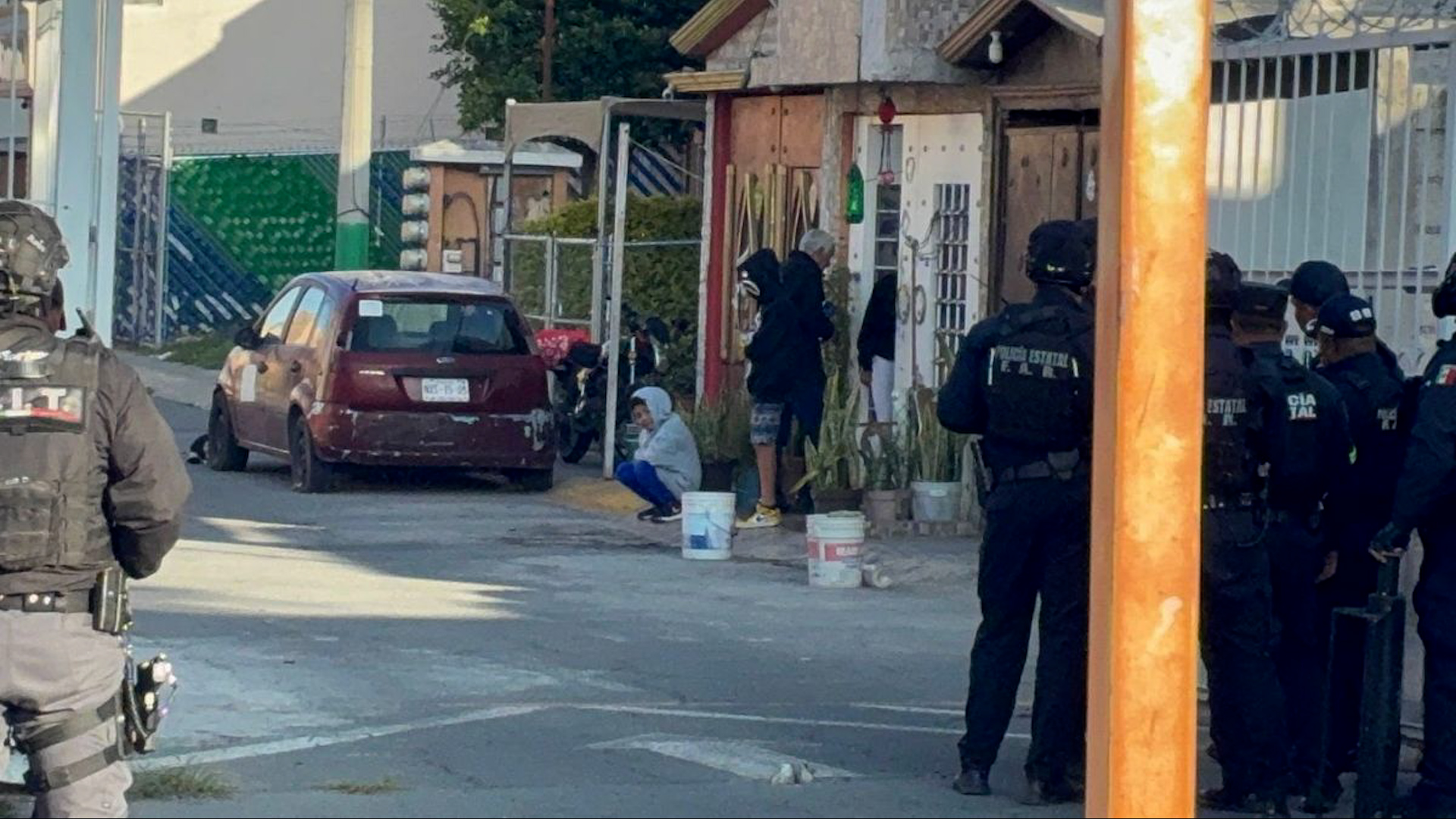Miguel se atrincheró 20 horas armado amenazando a su familia. Descubre cómo terminó el operativo, qué delitos enfrenta y el dilema de Lizeth para denunciar.