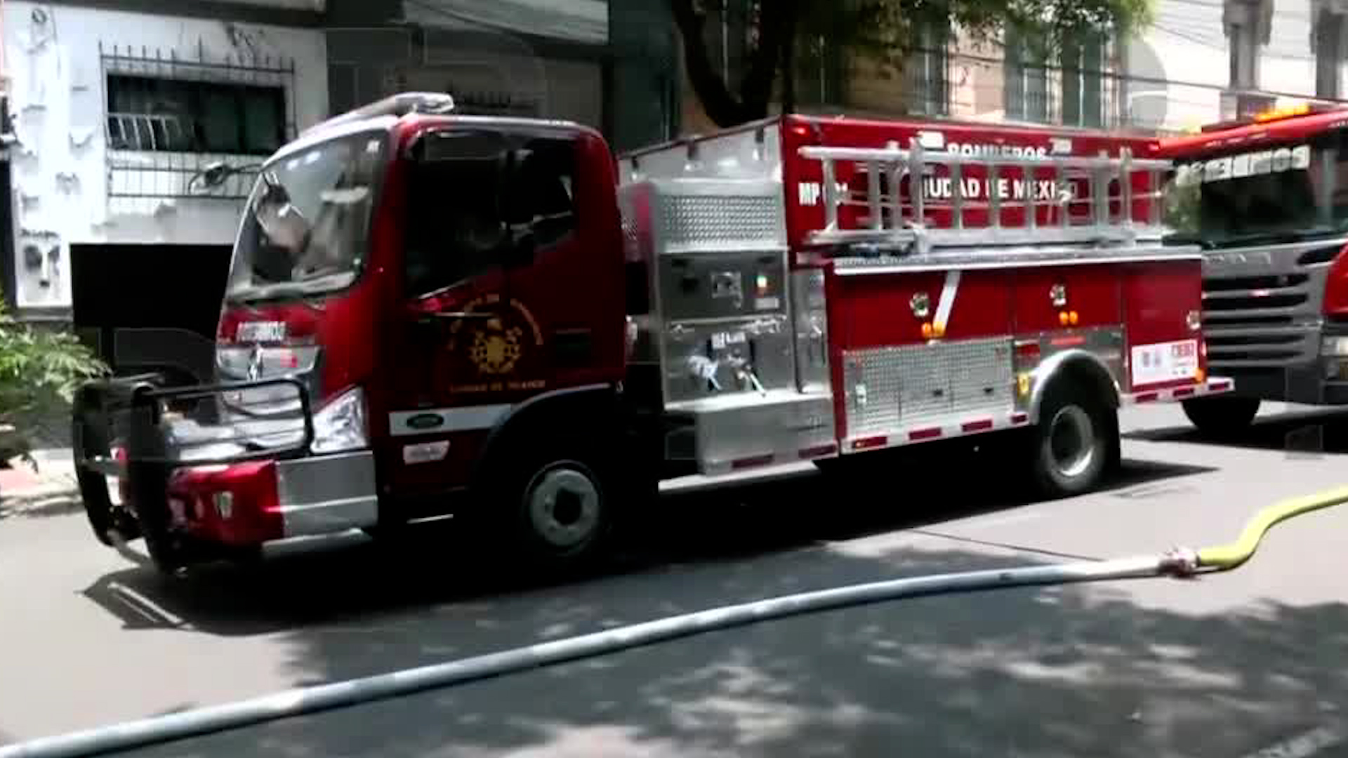 Explosión por gas en hotel Roma 0.92 hiere a mujer de 40 años. Bomberos y protección civil controlan incidente. Zona cerrada.
