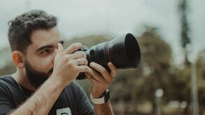 Hombre tomando fotografías con su cámara