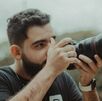 Hombre tomando fotografías con su cámara
