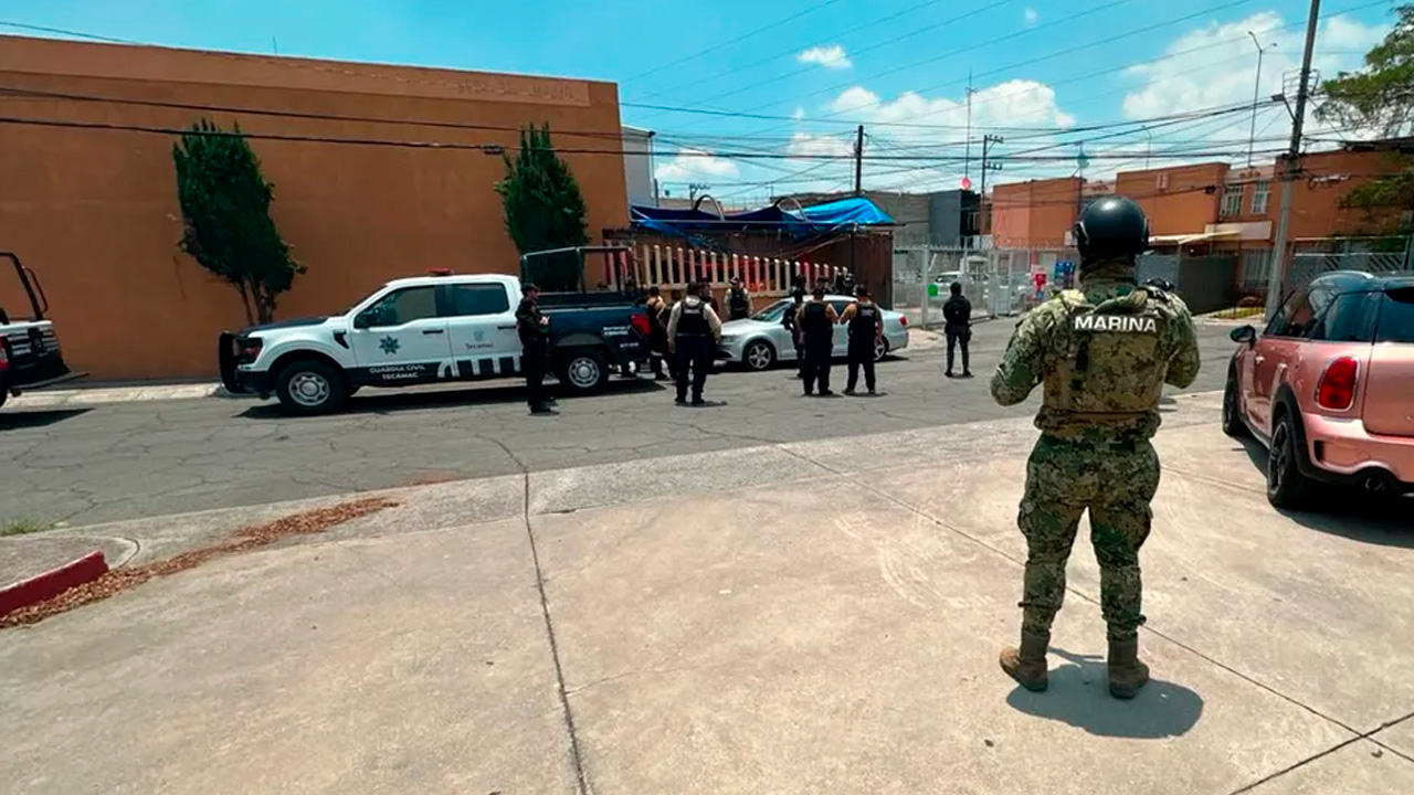 Un hombre armado se encerró con su esposa, suegra y tres hijos en una vivienda de Los Héroes, Tecámac, para evitar ser llevado a un centro de rehabilitación.