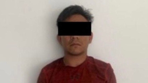 Hombre con playera roja detenido por la Fiscalía de Oaxaca.