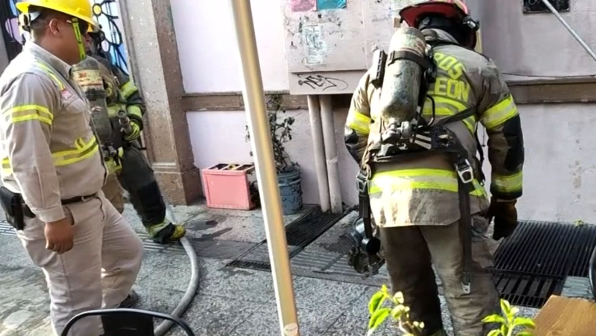 Registro subterráneo de CFE se incendió en barrio antiguo de Monterrey. Casi 300 evacuados por cortocircuito. Negocios denuncian problemas previos ignorados.