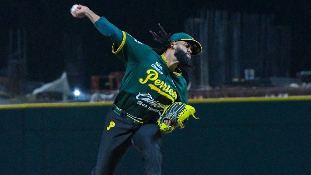 Jugador de Pericos Puebla lanza la pelota en partido de la LMB