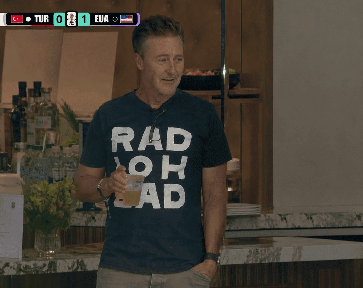 Edward Norton y Brad Pitt se reunieron para ver el partido de Turquía vs Estados Unidos lo cual generó miles de comentarios