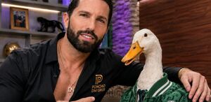 Poncho de Nigris con el Pato Merlín; imagen creada con IA