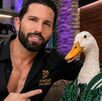 Poncho de Nigris con el Pato Merlín; imagen creada con IA