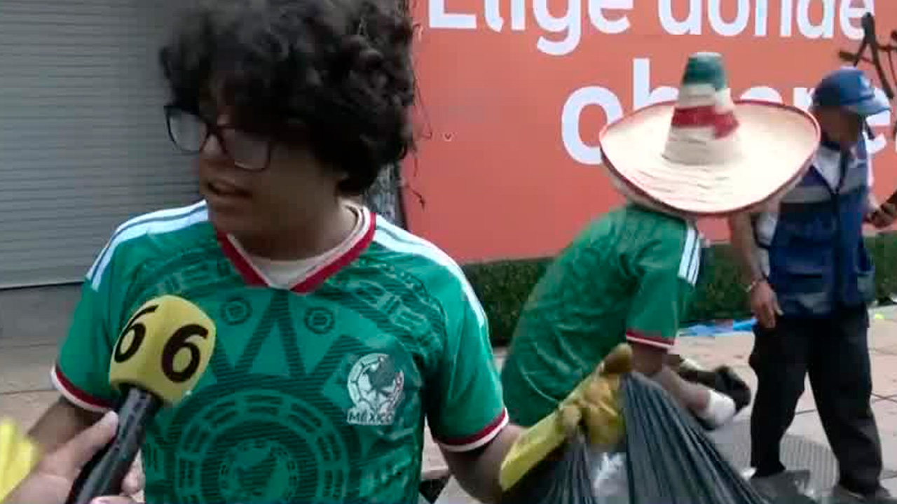 Jóvenes acudieron desde temprano al Ángel de la Independencia para recoger basura dejada tras las celebraciones masivas.