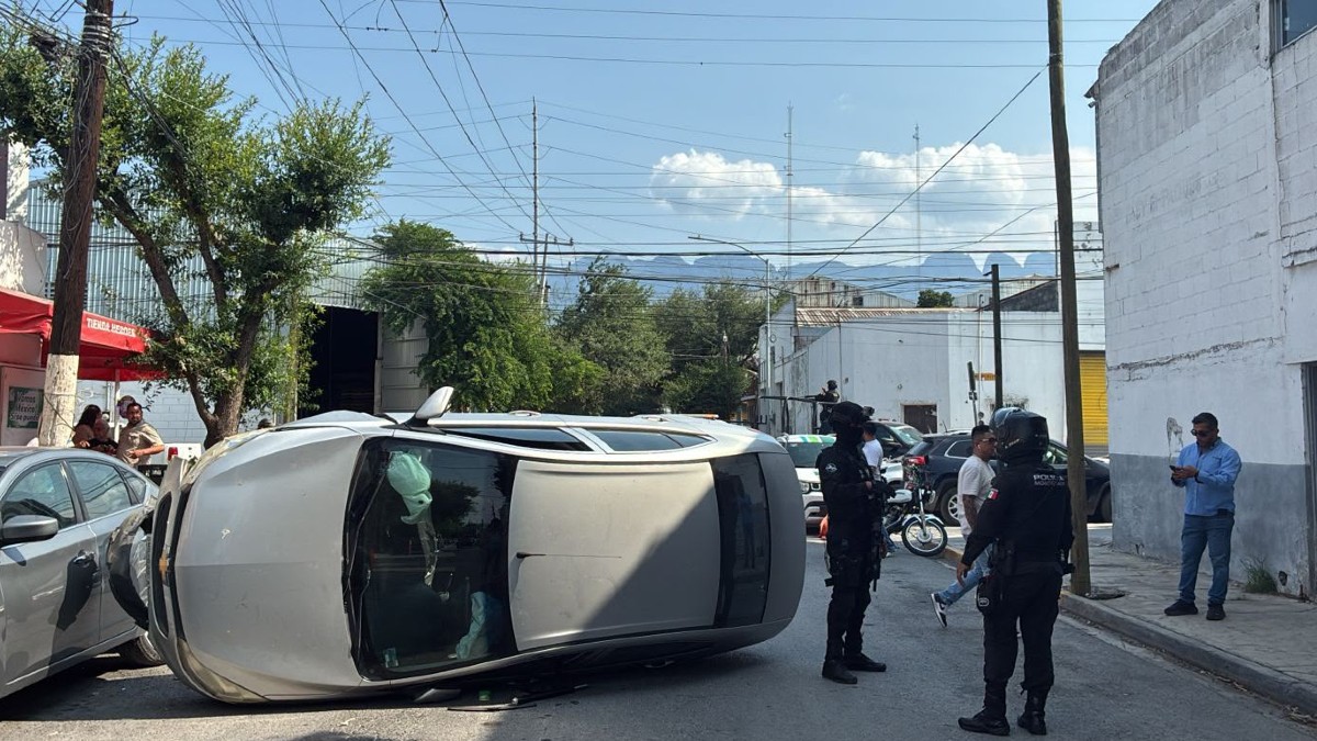 Un conductor resultó lesionado luego de intentar ganarle el paso al tren en Escobedo; además, una mujer sufrió una volcadura en Monterrey.
