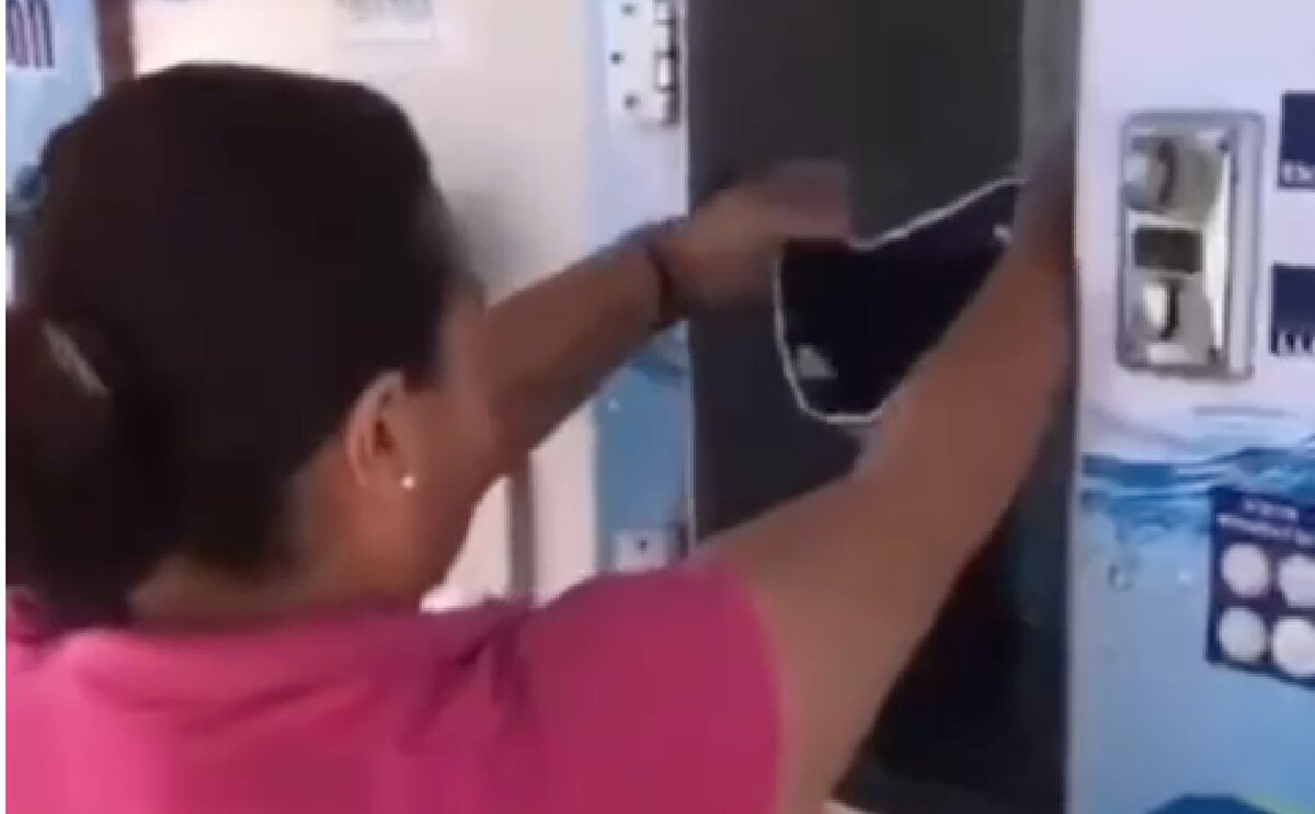 Mujer lavando ropa interior en el dispensador de agua purificada en Durango.