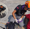 Luego de pasar dos días en alcantarilla un adulto mayor fue rescatado por protección civil en Monterrey.