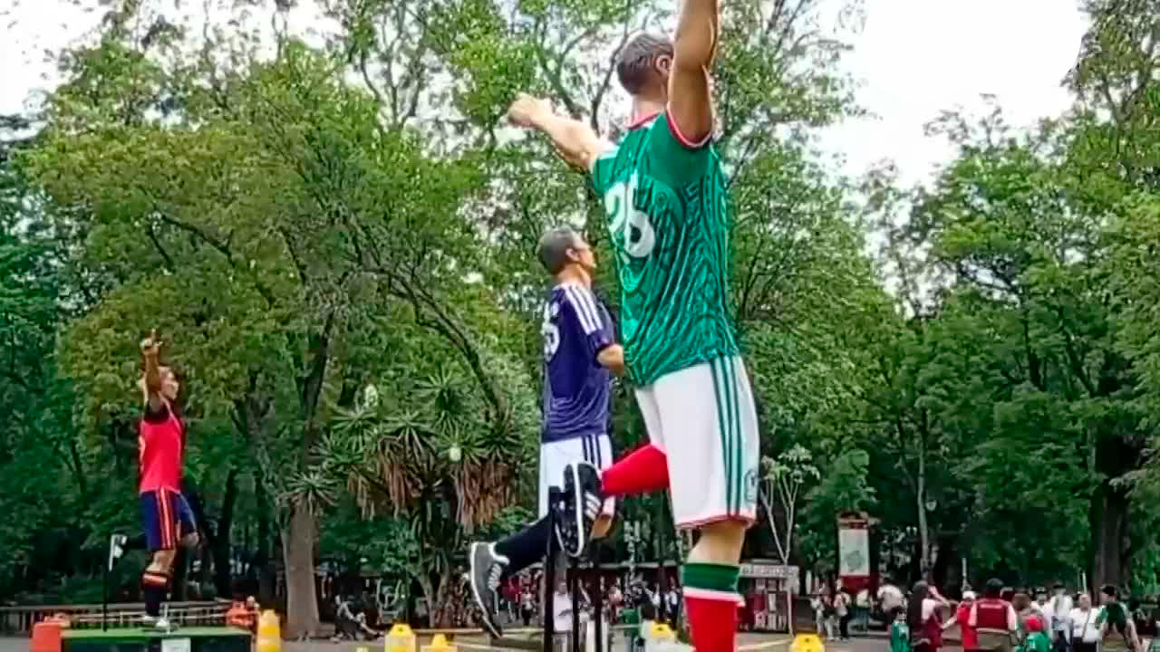 Las esculturas de la muestra “Los Gigantes del Fútbol”, vandalizadas en Paseo de la Reforma, fueron restauradas y reubicadas en Chapultepec.