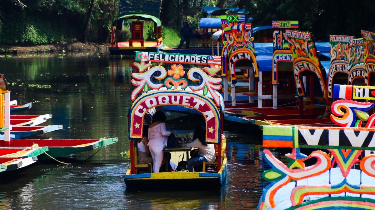 Trajineras de Xochimilco en el embarcadero principal.