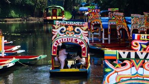 Trajineras de Xochimilco en el embarcadero principal.