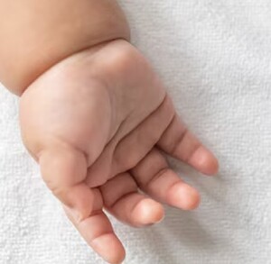 Mano de bebé recién nacido