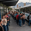 El IMA calificó con 7.4 el transporte público en Nuevo León mediante una encuesta, pero usuarios critican que se omitió evaluar la falta de unidades.