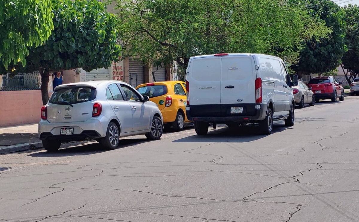 Autoridades atendiendo el reporte de un adulto mayor sin vida en el Centro de Torreón.