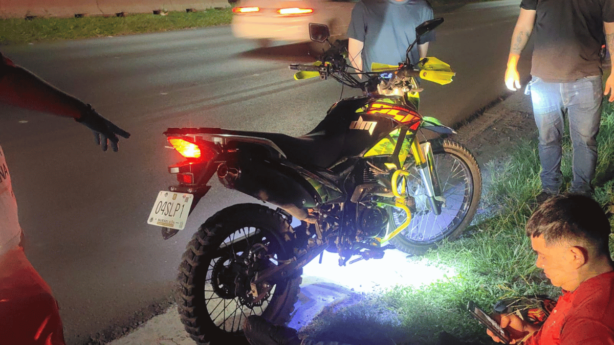 Un motociclista de 27 años resultó lesionado de una pierna tras chocar contra un automóvil en la avenida Garza Sada, al sur de Monterrey.