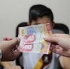 Papás dando dinero por pensión