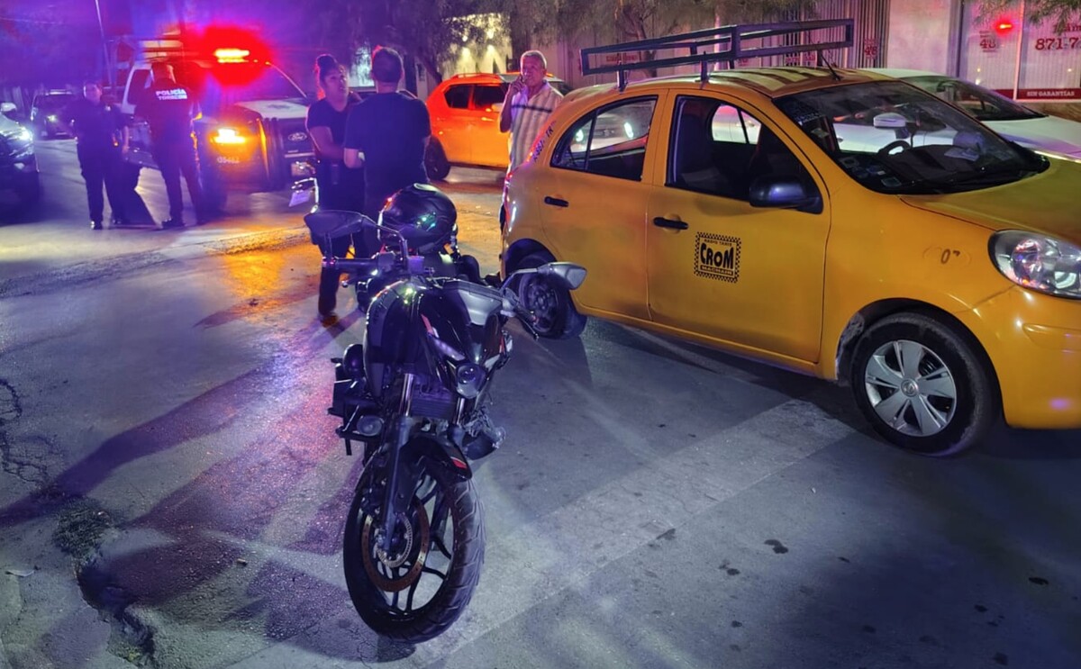 Autoridades deteniendo a un influencer de Torreón por haber provocado un accidente al conducir ebrio.