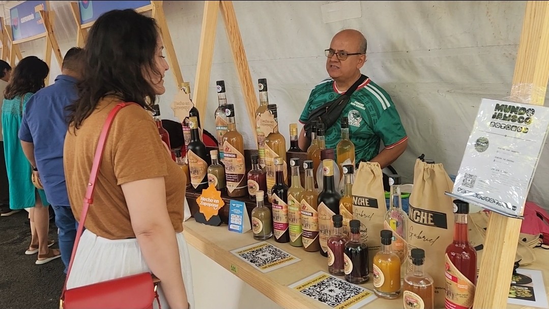 Una foto de uno de los puestos que están en la feria de artesanía y gastronomía en el parque agua azul