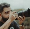 Hombre tomando fotografías con su cámara