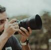 Hombre tomando fotografías con su cámara