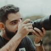 Hombre tomando fotografías con su cámara