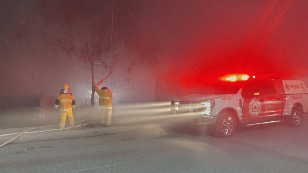 Un incendio de basura en una bodega desmantelada de la colonia Landus, en Santa Catarina, provocó la movilización de Protección Civil y Bomberos.