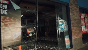 Una camioneta Jeep blanca destrozó la fachada de una pizzería en la avenida Luis Donaldo Colosio, en Monterrey, y huyó.