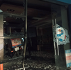 Una camioneta Jeep blanca destrozó la fachada de una pizzería en la avenida Luis Donaldo Colosio, en Monterrey, y huyó.