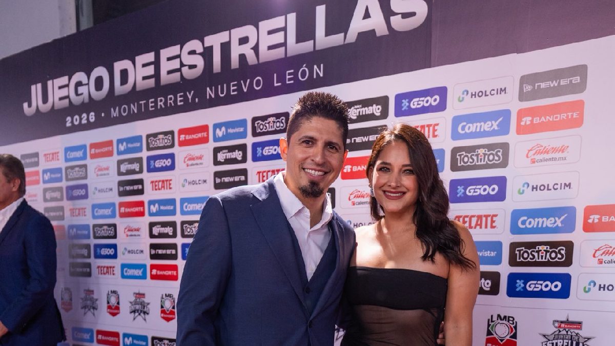Ramiro Peña, pelotero de Sultanes, junto a su esposa en la gala de reconocimientos previo al Juego de Estrellas de la LMB 2026.