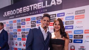 Ramiro Peña, pelotero de Sultanes, junto a su esposa en la gala de reconocimientos previo al Juego de Estrellas de la LMB 2026.