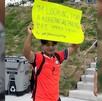 Joven con cartel donde busca novia coreana en Nuevo León.
