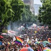 Personas en la marcha del orgullo LGBTQ+