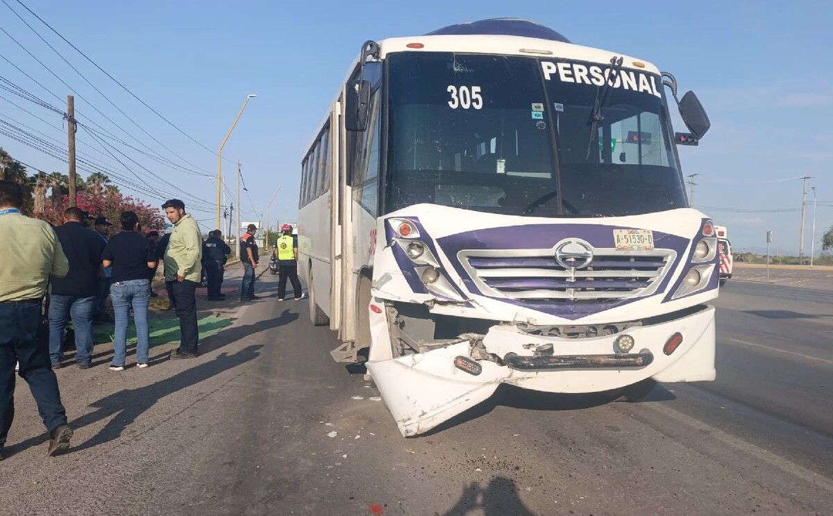 De acuerdo con los reportes iniciales, el autobús de personal impactó por alcance la parte trasera de la unidad de carga.