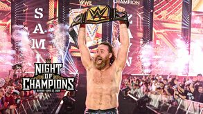 Sami Zayn levantando el campeonato de WWE tras su victoria en Nigth of Champions.