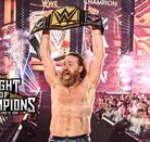 Sami Zayn levantando el campeonato de WWE tras su victoria en Nigth of Champions.