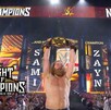 Sami Zayn levantando el campeonato de WWE tras su victoria en Nigth of Champions.