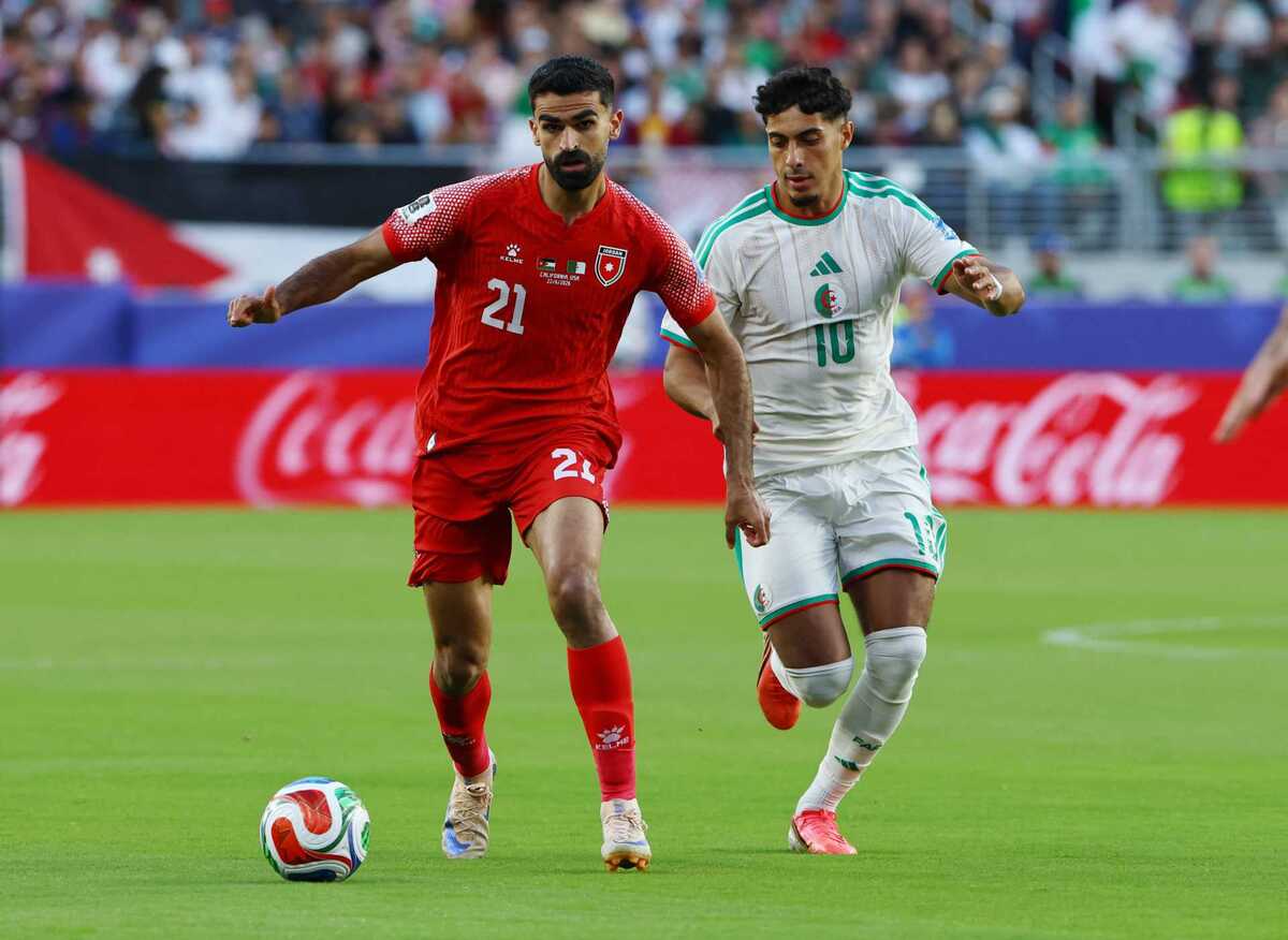 Una foto de dos jugadores, uno de la selección de Argelia y otro de Jordania
