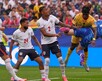 Caleb Yirenkyi, de Ghana, comete una falta sobre el arquero Jordan Pickford, de Inglaterra, durante el encuentro mundialista celebrado el martes 23 de junio.
