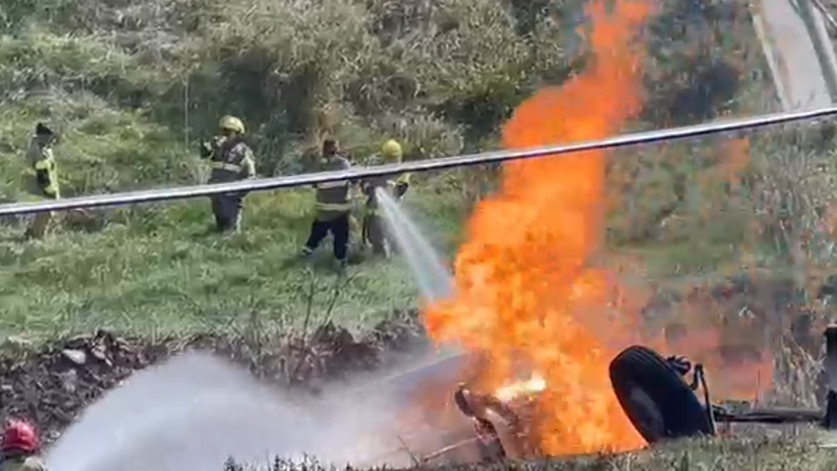 Explota pipa en la carretera