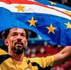 Fotografía del portero de Cabo Verde en el Mundial 2026 con la bandera su país