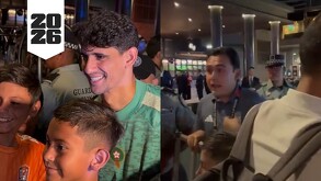 Yassine Bono tomándose fotos con los niños afuera del hotel de Marruecos.