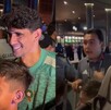 Yassine Bono tomándose fotos con los niños afuera del hotel de Marruecos.